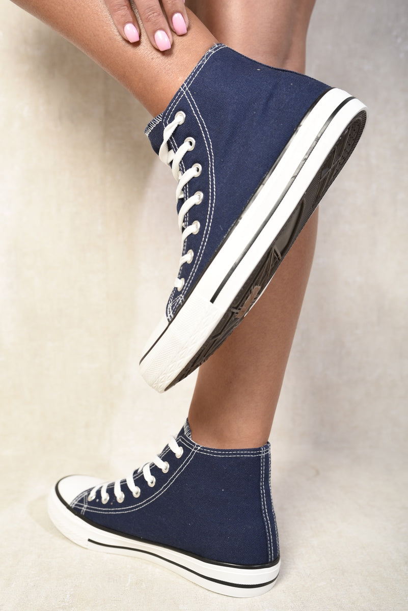 High Top Lace Up Trainers Moda