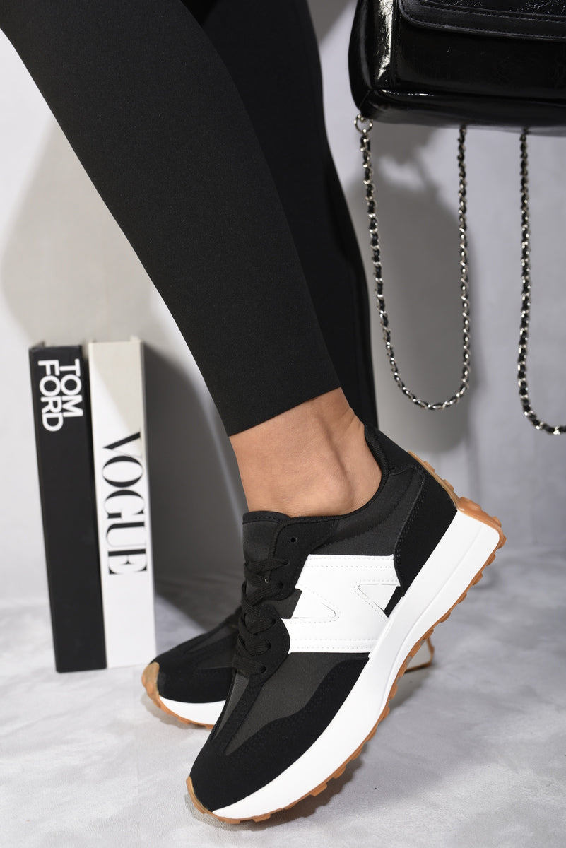 Low Top Lace Up Trainers Moda