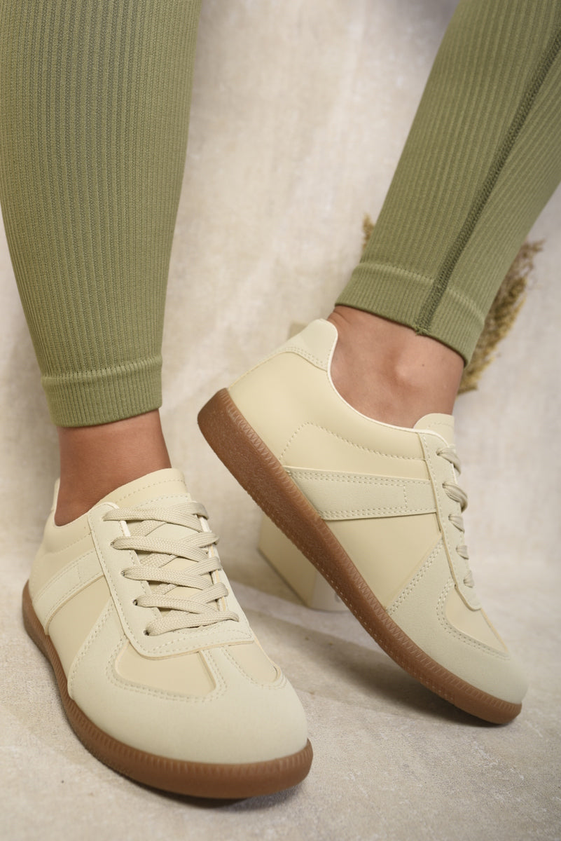 Low Top Lace-Up Trainers Moda