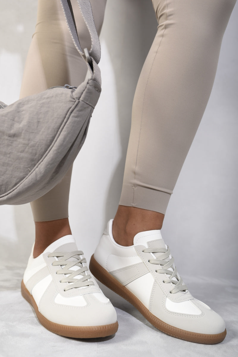 Low Top Lace-Up Trainers Moda