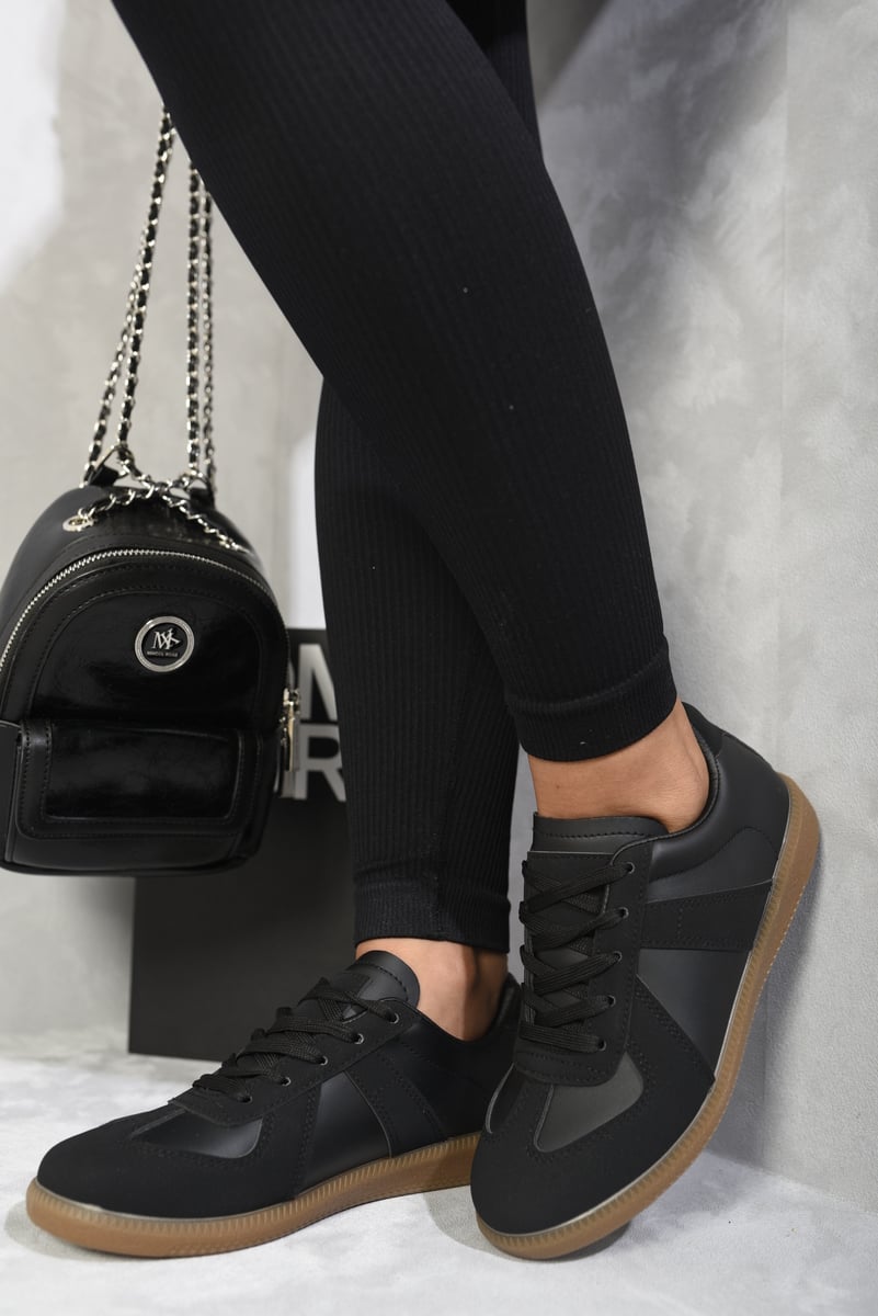 Low Top Lace-Up Trainers Moda