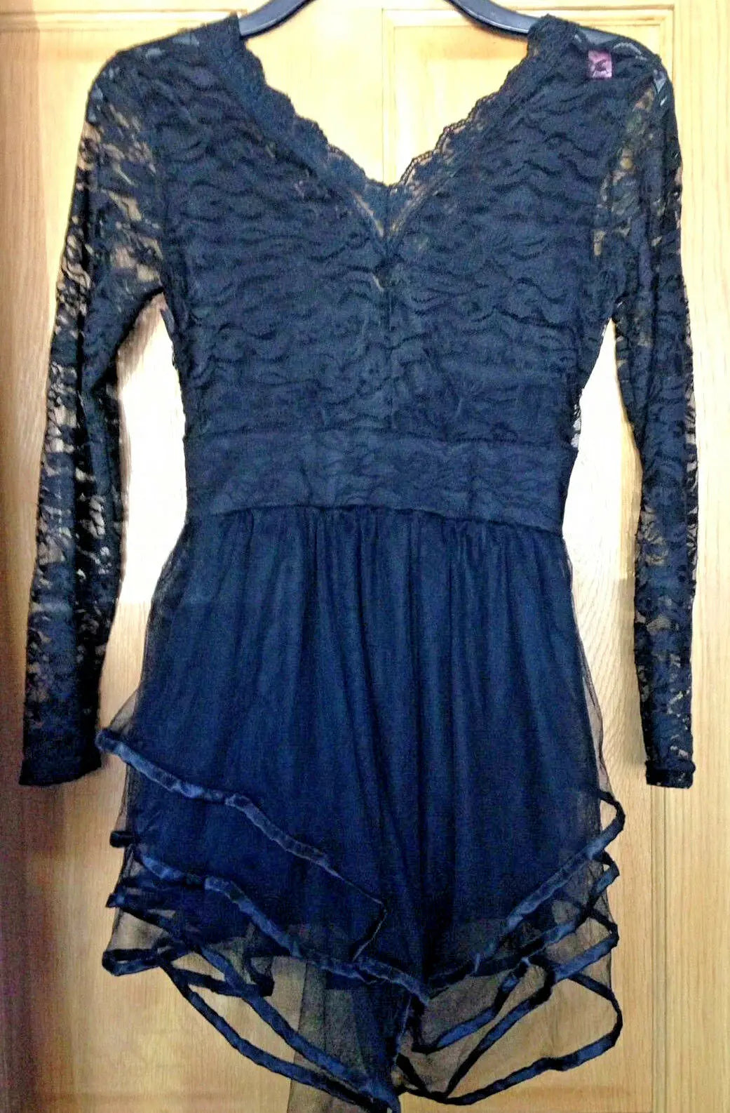 gorgous lace/tiered skirt Black Lace Goth Emo Party Dress size 8 Unbranded